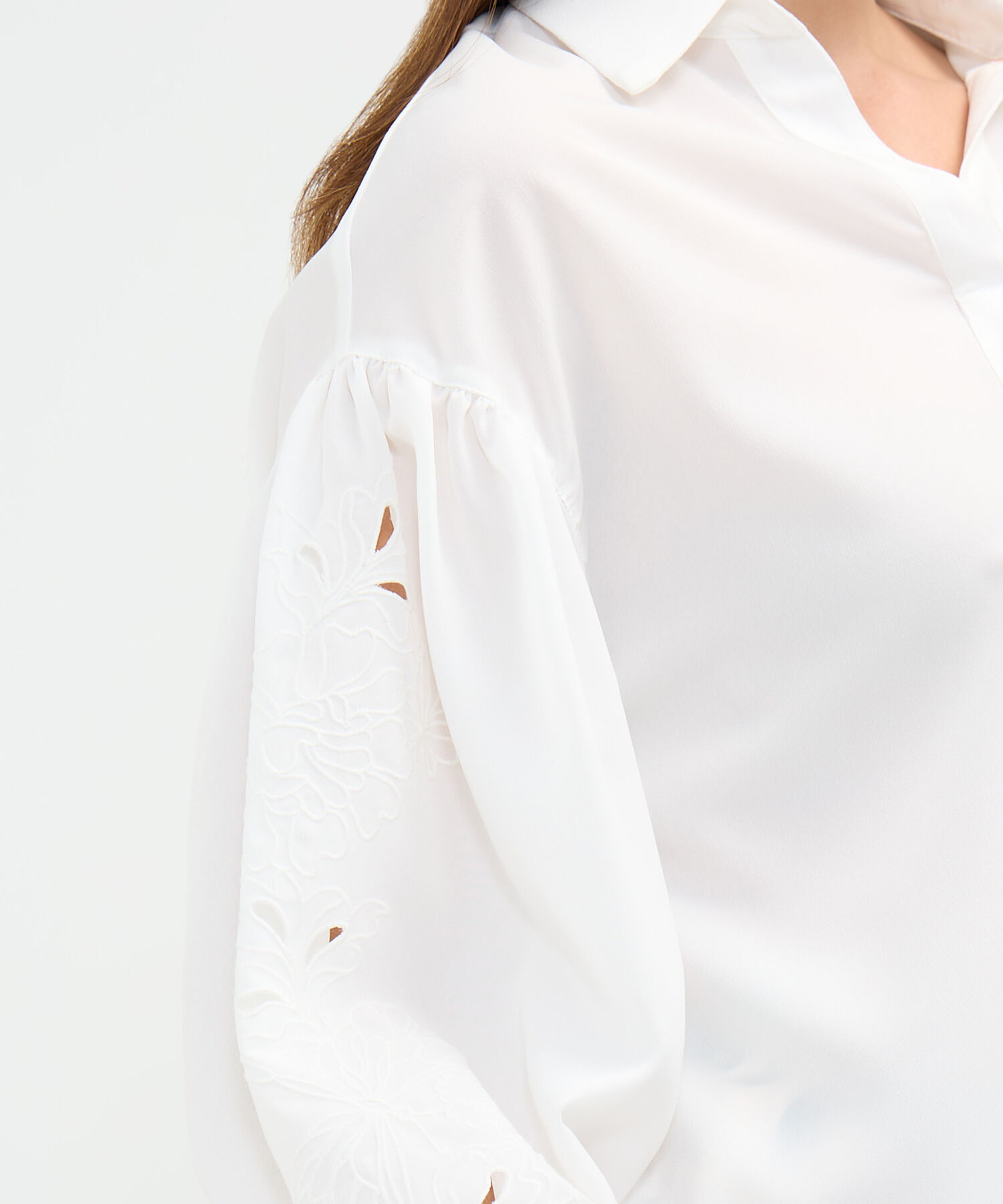 Blusa con Bordado en Mangas