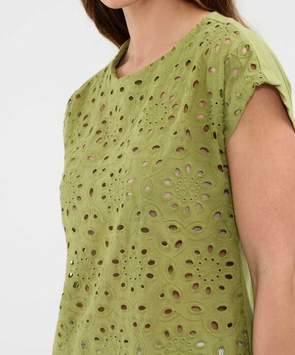 Blusa en Ojalillo Escote Redondo