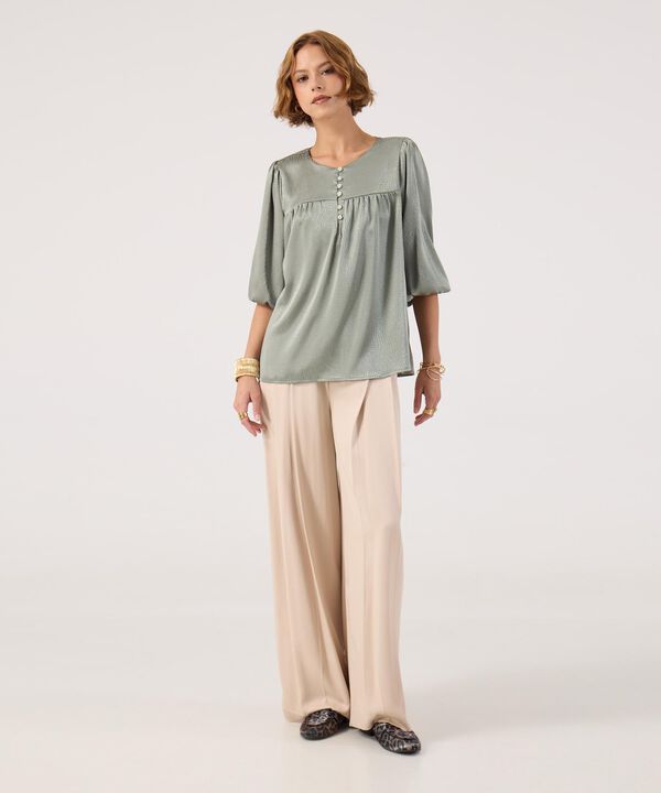 Blusa satinada con botones 