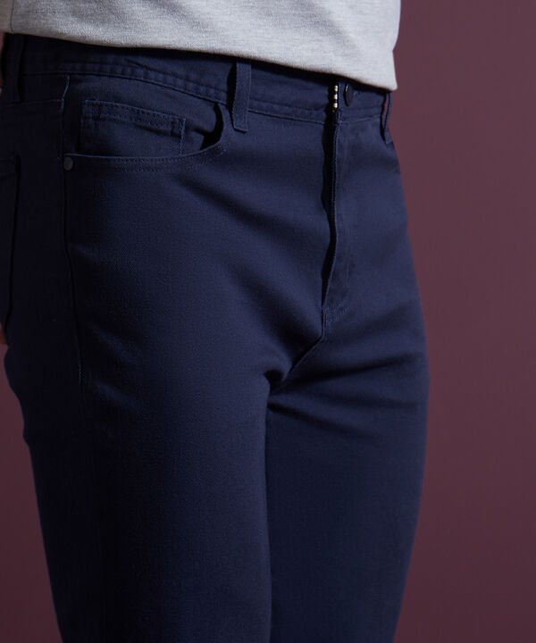 Pantal&oacute;n 5 Bolsillos Unicolor Esencial